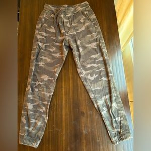 Athleta Camo Joggers Size 4